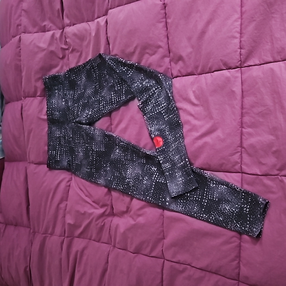 Onzie Silky Soft Shades Of Gray Pattern Long Leggings size M/L